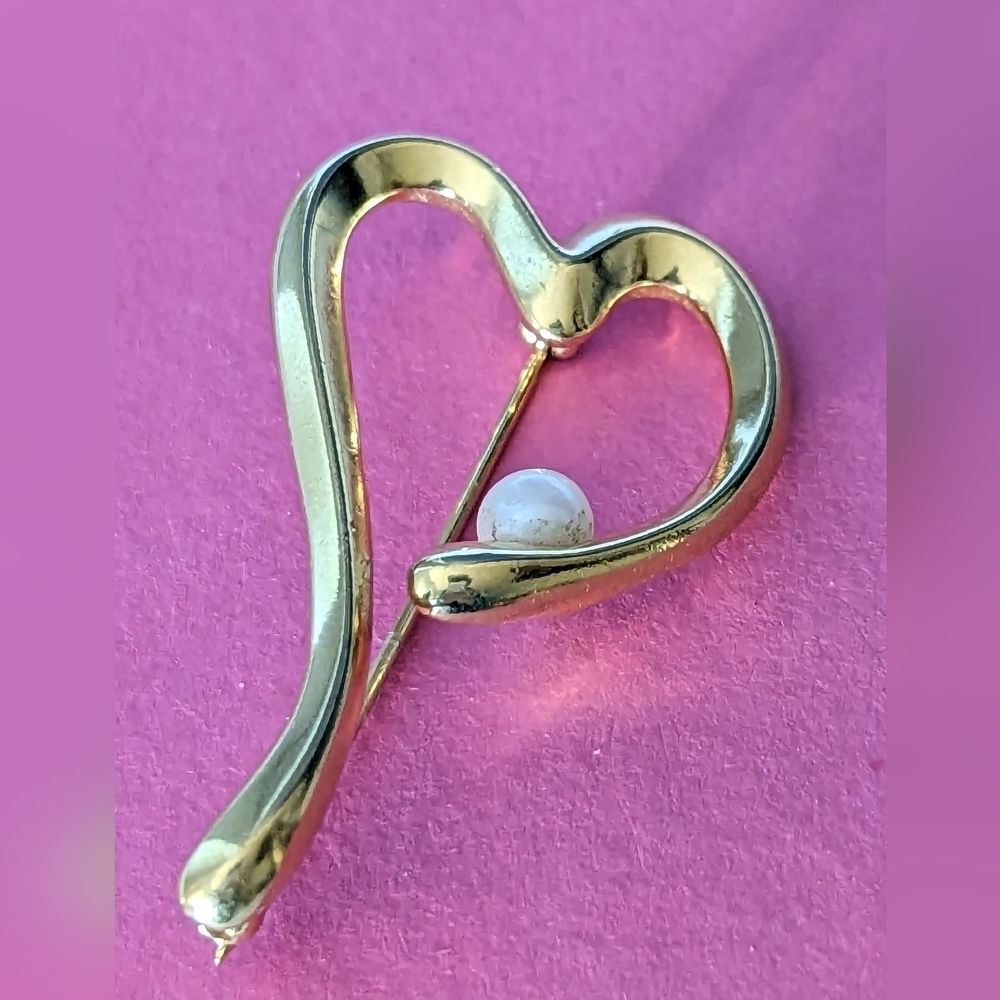 Heart Brooch Pin Faux Pearl Signature Pin 10kt gp, 2" Classic Abstract
